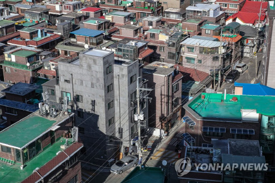 모아주택 시범 사업지로 선정된 서울시 강북구 번동 일대의 저층 주거지의 모습. <연합뉴스>